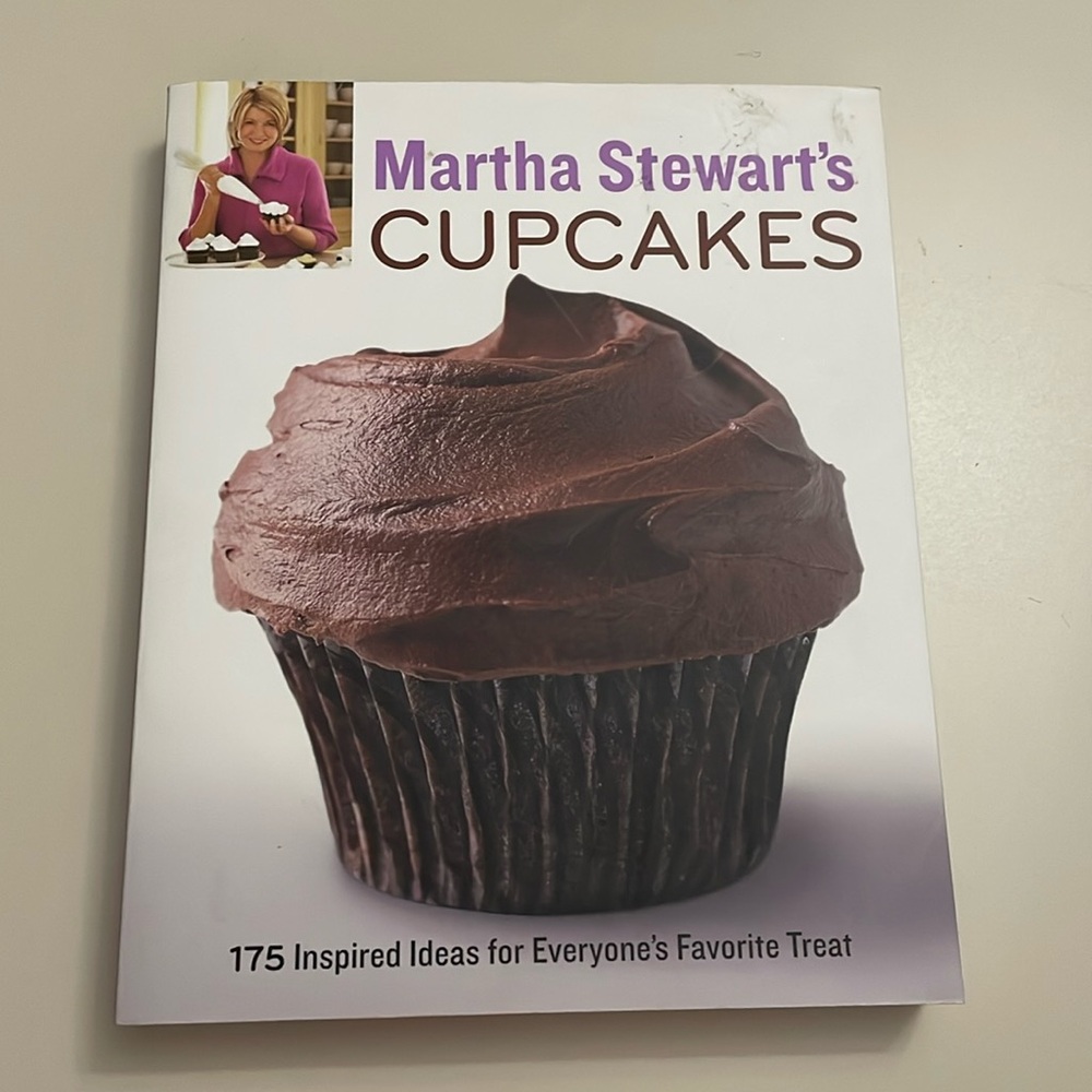 MARTHA STEWART UEC Cupcake cookbook 175 inspired ideas everyones favorite treat